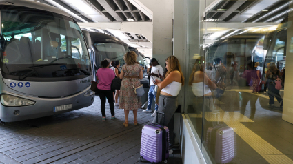 Viajeros esperan en la estación de autobuses