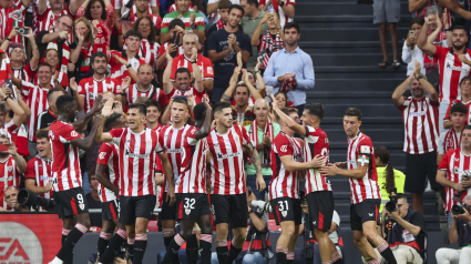 BILBAO, 28/08/2024.- Los jugadores del Athletic celebran su primer gol, obra de Beñat Prados, durante el partido de LaLiga entre el Athletic de Bilbao y el Valencia, este miércoles en el estadio de San Mamés. EFE/ Luis Tejido