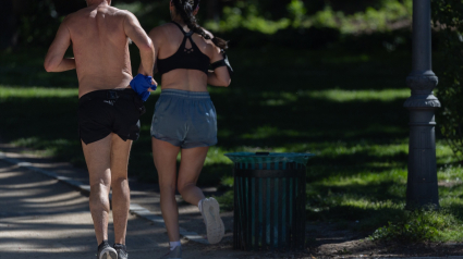 Dos personas corriendo en el Parque de El Retiro en Madrid