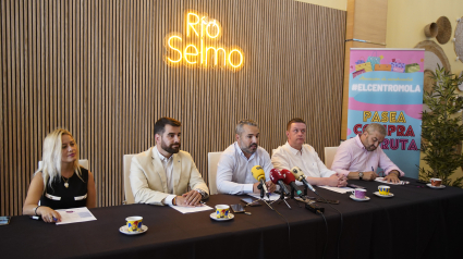 Los miembros de la asociación El Centro Mola y representantes del Ayuntamiento de Ponferrada, durante el desayuno informativo y reunión del jurado de la I Gala del Comercio de Ponferrada