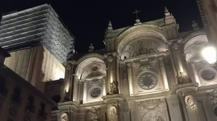 27/08/2024 Catedral de Granada iluminada en la noche a principios de agosto, con la torre andamiada