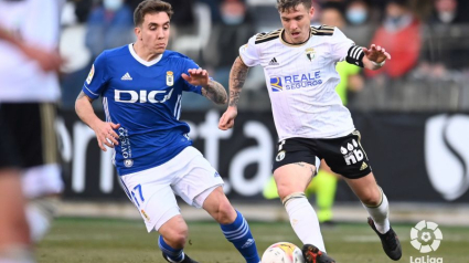 Sebas Moyano (27, Córdoba) disputando un balón contra Joni Montiel (25, Madrid) en un Real Oviedo-Burgos CF de la Liga Smartbank