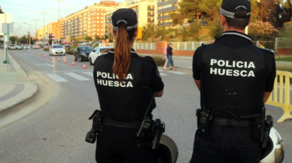 Agentes de la Policía Local en las calles de Huesca