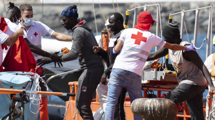 120 personas de origen subsahariano que fueron rescatadas ayer de un cayuco que fue localizado a 520 kilómetros de Canarias