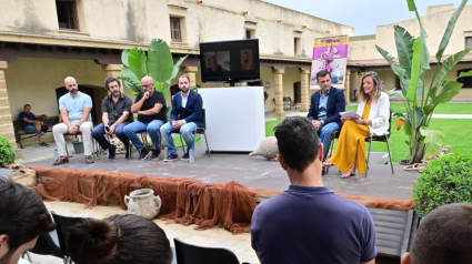 El alcalde de Cádiz, Bruno García, y la teniente de alcalde de Cultura, Maite González, presentan el espectáculo participativo de La Fura dels Baus 'Gadir, el resurgir de los fenicios'.
POLITICA 
AYUNTAMIENTO DE CÁDIZ