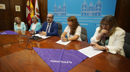 El alcalde de Ponferrada, Marco Morala, junto a las representantes de diferentes asociaciones de mujeres, informan sobre los Puntos Violeta para las fiestas de La Encina