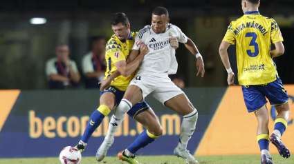 McKenna pugna con Mbappé en una acción del partido en el Estadio de Gran Canaria