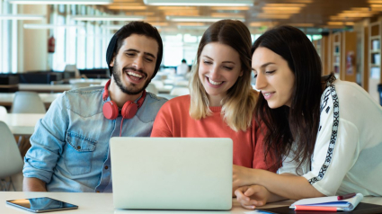 Estudiantes de la universidad en grupo