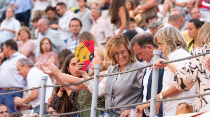 La presidenta de la diputación de Palencia toma asiento en la plaza de Campos Góticos