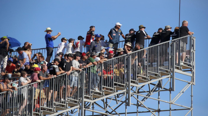 Público en las gradas del circuito turolense de Motorland Alcañiz. EFE/Javier Cebollada