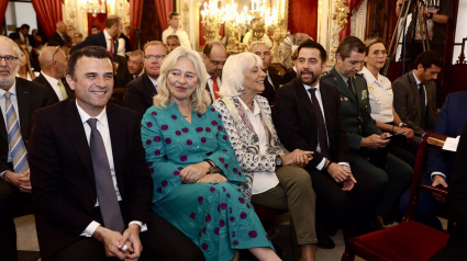 La delegada del Gobierno, Mercedes Colombo (2i), junto al alcalde de Cádiz, Bruno García (1i), durante el Pleno Institucional para conmemorar el 45 aniversario de las Corporaciones locales democráticas. A 24 de abril de 2024, en Cádiz (Andalucía, España).
POLITICA 
Nacho Frade - Europa Press