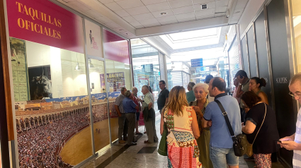 Aficionados en cola ante las taquillas del CC Calle Ancha