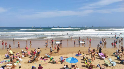 La Playa de San Lorenzo durante un día de sol este verano