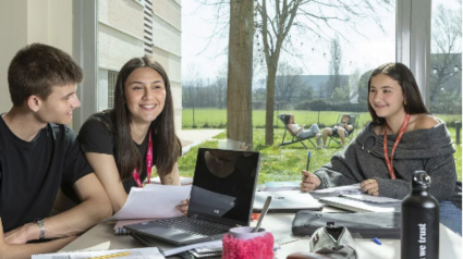 Estudiantes en la residencia RESA Los Abedules