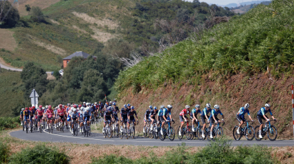 El pelotón ciclista durante la decimotercera etapa de la Vuelta ciclista a España