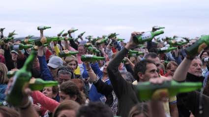 El mal tiempo impide batir en Gijón el récord de escanciado simultáneo de sidra