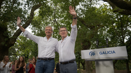 El presidente de la Xunta de Galicia y presidente del PPdeG, Alfonso Rueda (i), y el presidente del PP, Alberto Núñez Feijóo