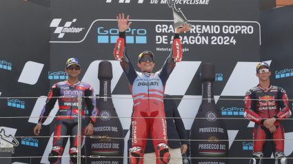 Los pilotos de MotoGP Marc Márquez, ganador de la prueba, Jorge Martín, segundo y Pedro 'Tiburón', tercero, en el podio del Gran Premio de Aragón.