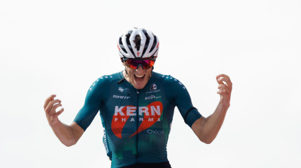 Pablo Castrillo del equipo Kern Pharma celebra una de sus victorias en la Vuelta a España.