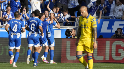 Toni Martínez celebra el segundo gol del Alavés.