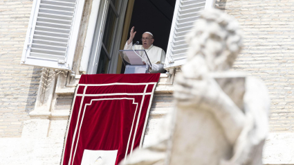 El Papa Francisco dirige el rezo del Ángelus, oración tradicional de los domingos