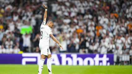 Kylian Mbappe hace un gesto a la grada del Santiago Bernabéu