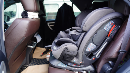 Una silla de coche infantil