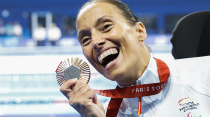 PARÍS, 31/08/2024.- La nadadora Teresa Perales celebra su medalla de bronce en los 50 metros espalda S2 Femenino de los Juegos Paralímpicos París 2024, este sábado en la capital francesa. EFE/ Javier Etxezarreta