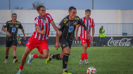 Borja San Emeterio conduce ante dos rivales del Atleti B.