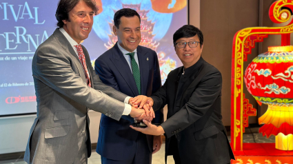 Mariano Ximénez, Juanma Moreno y Dechun Huang (presidente de Lantern Group)