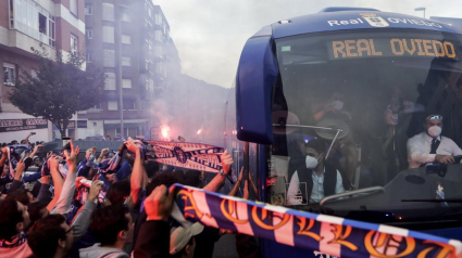 La afición del Oviedo en un recibimiento al equipo.