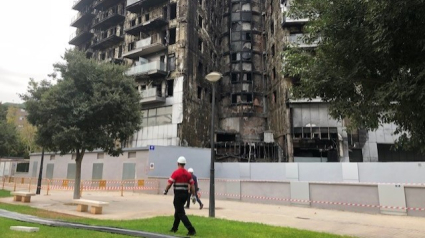 Operarios vallando la zona