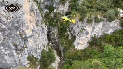 Imágenes del rescate del montañero herido tras sufrir una caída en el Cares y pasar la noche a la intemperie al lado del río