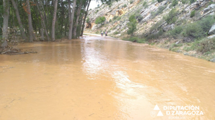 Así se ha desbordado el río Piedra en la carretera CV307 entre Cimballa y Aldehuela de Liestos, en Zaragoza