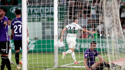 Yago de Santiago, del Elche, celebra el gol marcado al Córdoba