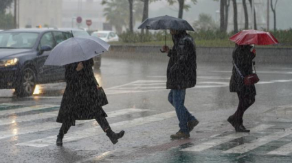 Peatones en un día lluviosoen  Valencia