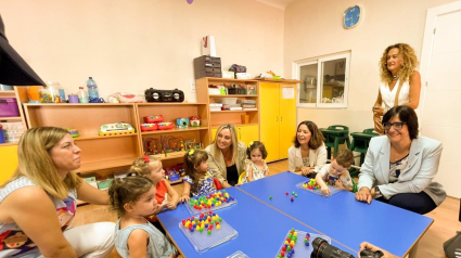 La delegada territorial de Educación en Granada, María José Martín Gómez, y la alcaldesa de Granada, Marifrán Carazo, en la Escuela Infantil Cristo de la Yedra.