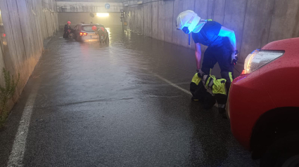 Bomberos rescatan a un vehículo atascado por el agua en Castejón