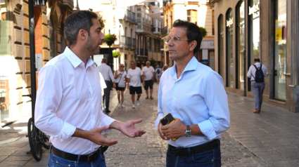 Cuenca y Castillo en la zona comercial del centro