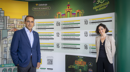 Pedro Palacios y Lucía Mallol en el Stand de Globalcaja de la Feria de Albacete 2024. Programación feria, cajeros