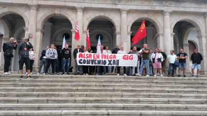 Los trabajadores de la empresa de transporte ante el Ayuntamiento de Ferrol