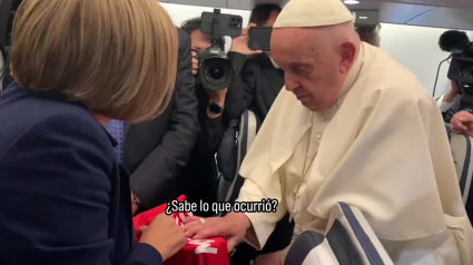 Así ha sido el momento en el que COPE le ha entregado al Papa Francisco una camiseta de Mateo, el niño asesinado en Mocejón (Toledo)