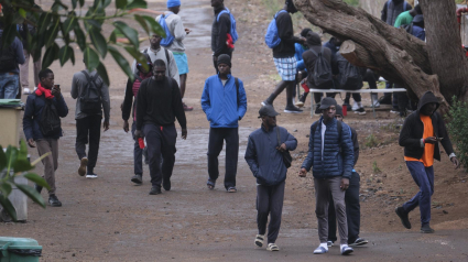 Un grupo de jóvenes migrantes camina este martes por los alrededores del Centro de Atención Temporal para Extranjeros de Las Raíces, situado en el municipio tinerfeño de La Laguna