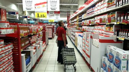 Una persona comparando precios en un supermercado