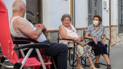 Charla al fresco en un pueblo andaluz