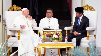 Papa Francisco saludando a las autoridades indonesias