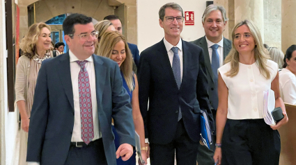 Capellán entrando en el Parlamento de La Rioja