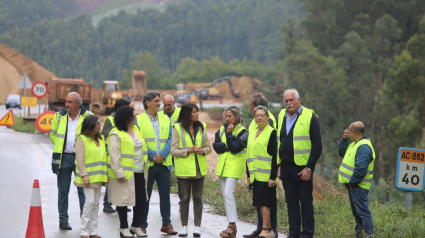 La conselleira, en el centro, durante la visita a las obras de mejora viaria