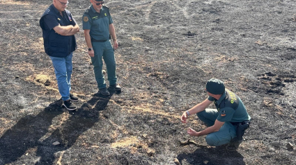 Responsables de la Guardia Civil en la zona de un incendio