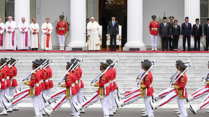 El papa Francisco y el presidente de Indonesia, Joko Widodo, observan la marcha de la guardia de honor durante una ceremonia de bienvenida en el Palacio Presidencial Istana Merdeka en Yakarta